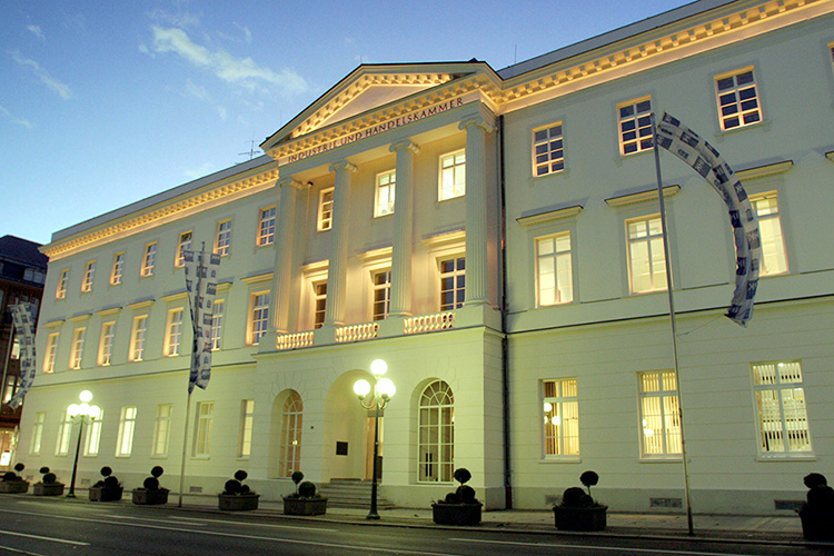 © IHK Wiesbaden, Arne Fiedler Lightsolutions Auszeichnung vom CSR Regio.Net Wiesbaden - Naspa 2015 - Bericht an die Gesellschaft 2015