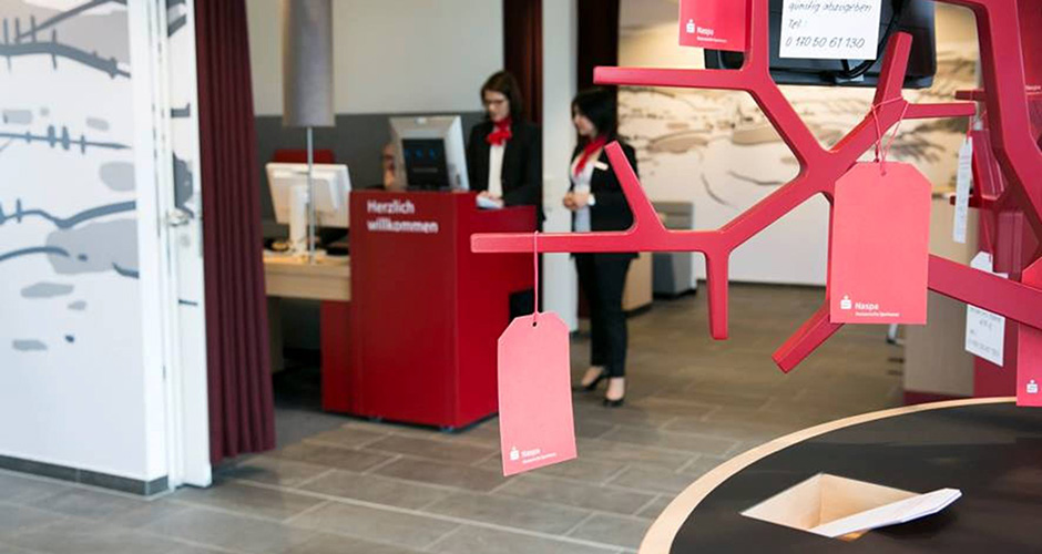 © Nassauische Sparkass Flächendeckende Präsenz – Persönliche Nähe im Digitalzeitalter - Naspa 2015 - Bericht an die Gesellschaft 2015